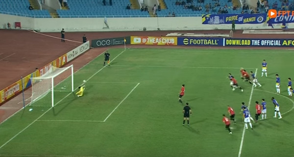 Tình huống cản phá penalty của Văn Hoàng. Ảnh: FPT Play/ YouTube. Tình huống cản phá penalty của Văn Hoàng. Ảnh: FPT Play/ YouTube.