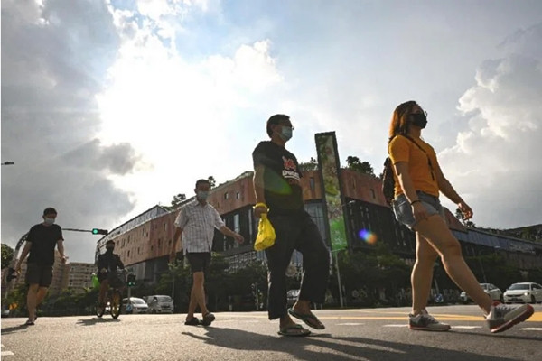 Ở Singapore, trời đang rất nóng, ngay cả vào buổi đêm, đến mức nhiều người không ngủ nổi. Ảnh: Lim Yaohui. Ở Singapore, trời đang rất nóng, ngay cả vào buổi đêm, đến mức nhiều người không ngủ nổi. Ảnh: Lim Yaohui.