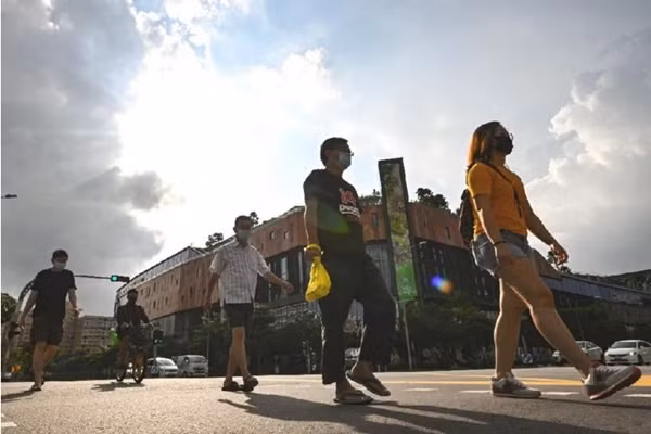 Ở Singapore, trời đang rất nóng, ngay cả vào buổi đêm, đến mức nhiều người không ngủ nổi. Ảnh: Lim Yaohui. Ở Singapore, trời đang rất nóng, ngay cả vào buổi đêm, đến mức nhiều người không ngủ nổi. Ảnh: Lim Yaohui.