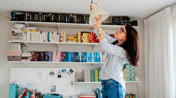 Thay bóng đèn ở nhà không được tính là có kinh nghiệm cho công việc này. Ảnh: Johner Images/ Getty. Thay bóng đèn ở nhà không được tính là có kinh nghiệm cho công việc này. Ảnh: Johner Images/ Getty.