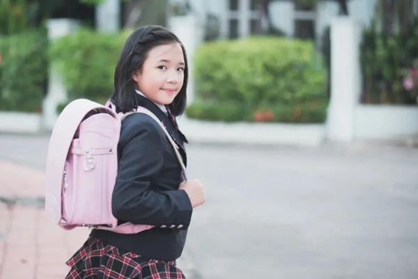 Bé gái muốn mua ba lô đắt tiền vì thấy một số bạn ở lớp đeo. Ảnh minh họa: 123RF. Bé gái muốn mua ba lô đắt tiền vì thấy một số bạn ở lớp đeo. Ảnh minh họa: 123RF.