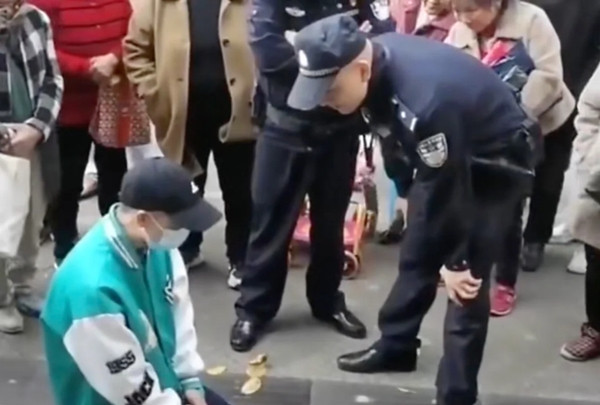 Cảnh sát khuyên chàng trai si tình nên đi về. Ảnh: Baidu.