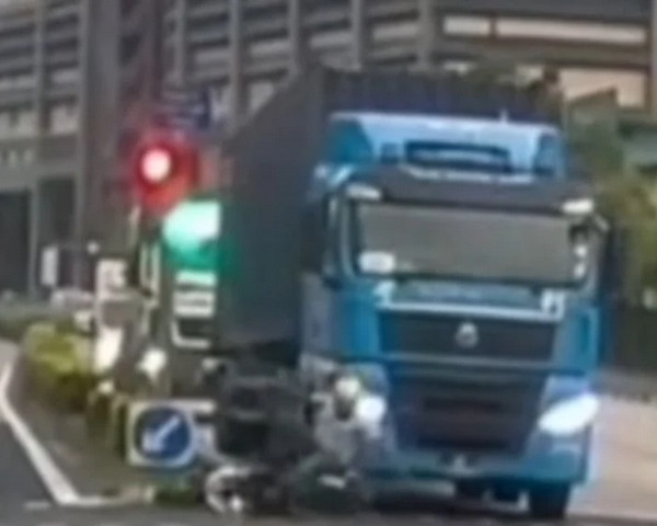 Người đi xe máy đã đứng ở vị trí rất nguy hiểm. Ảnh: SGRV.