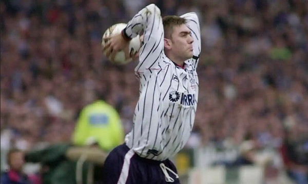 Các đội đối thủ đề nghị không cho Challinor dùng khăn lau bóng trước khi ném biên. Ảnh: Tom Jenkins/ The Guardian. Các đội đối thủ đề nghị không cho Challinor dùng khăn lau bóng trước khi ném biên. Ảnh: Tom Jenkins/ The Guardian.