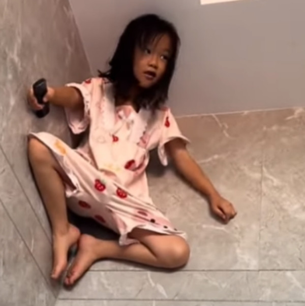 Không quên cầm theo điều khiển TV. Ảnh: Douyin.