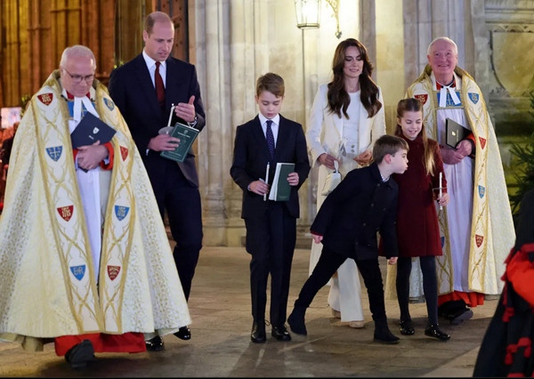 Louis rất nghịch ngợm, cố thổi cả ngọn nến của chị mình. Ảnh: Chris Jackson/ Getty. Louis rất nghịch ngợm, cố thổi cả ngọn nến của chị mình. Ảnh: Chris Jackson/ Getty.