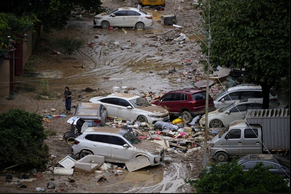 Bùn đất và rác sau mưa to ở một khu vực thuộc tỉnh Quảng Đông (Trung Quốc) vào ngày 9/9. Ảnh: Aly Song/ Reuters. Bùn đất và rác sau mưa to ở một khu vực thuộc tỉnh Quảng Đông (Trung Quốc) vào ngày 9/9. Ảnh: Aly Song/ Reuters.