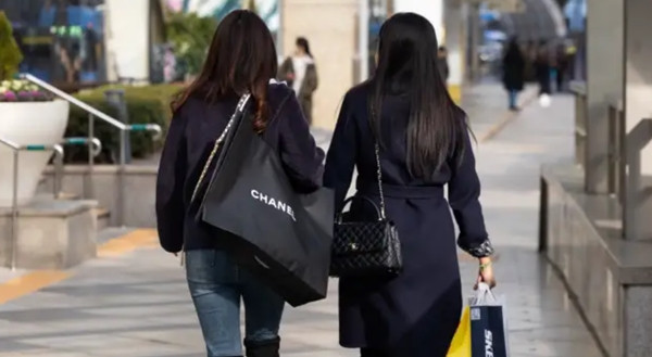 Giới trẻ Hàn Quốc nghĩ có tiết kiệm mấy cũng không mua được nhà nên mua đồ hiệu cho vui vậy. Ảnh: Bloomberg/ Getty. Giới trẻ Hàn Quốc nghĩ có tiết kiệm mấy cũng không mua được nhà nên mua đồ hiệu cho vui vậy. Ảnh: Bloomberg/ Getty.