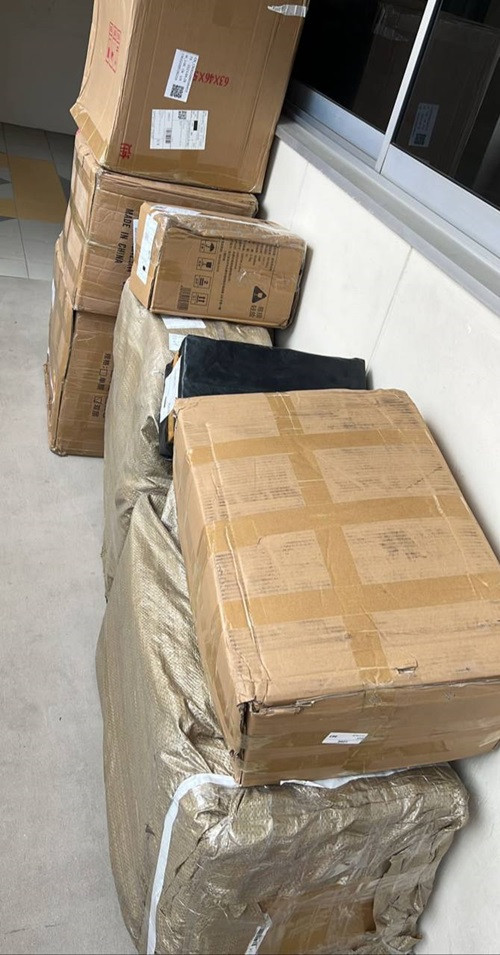 Những hộp hàng lớn nhỏ đã đợi sẵn cô Ong ở nhà. Ảnh: MSN.