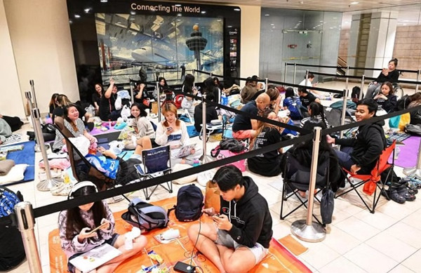 Các fan xếp hàng qua đêm ở sân bay Changi vào ngày 6/7. Ảnh: Chong Jun Liang/ The Straits Times.