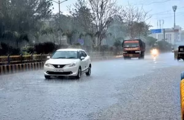 Mưa trái mùa đổ xuống suốt 2 ngày ở Gujarat. Ảnh: The Times of India.