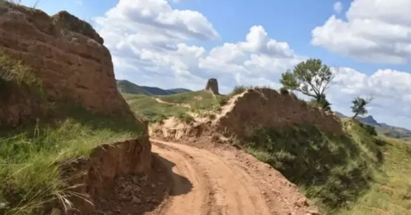 Một phần của Vạn Lý Trường Thành đã bị đào hổng ra, lớn đến mức máy xúc đi qua được. Ảnh: Cảnh sát huyện Hữu Ngọc (tỉnh Sơn Tây, Trung Quốc). Một phần của Vạn Lý Trường Thành đã bị đào hổng ra, lớn đến mức máy xúc đi qua được. Ảnh: Cảnh sát huyện Hữu Ngọc (tỉnh Sơn Tây, Trung Quốc).
