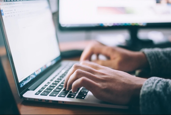 Không mở được file đính kèm thì kệ luôn. Ảnh minh họa: Unsplash.