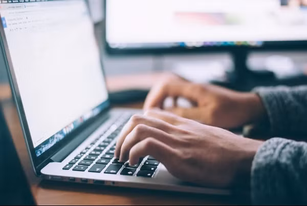 Không mở được file đính kèm thì kệ luôn. Ảnh minh họa: Unsplash. Không mở được file đính kèm thì kệ luôn. Ảnh minh họa: Unsplash.