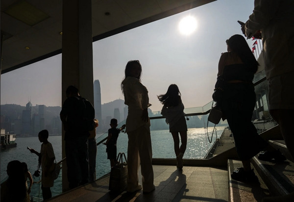 Hong Kong (Trung Quốc) chịu nắng nóng vào ngày 5/10, là một kiểu thời tiết khi bão sắp đến gần. Ảnh: Sam Tsang. Hong Kong (Trung Quốc) chịu nắng nóng vào ngày 5/10, là một kiểu thời tiết khi bão sắp đến gần. Ảnh: Sam Tsang.