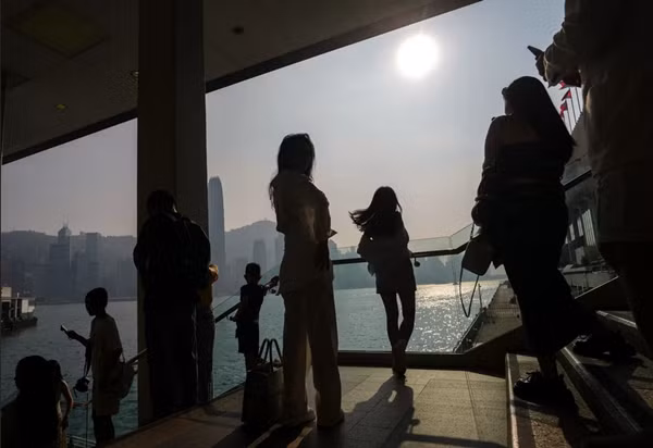 Hong Kong (Trung Quốc) chịu nắng nóng vào ngày 5/10, là một kiểu thời tiết khi bão sắp đến gần. Ảnh: Sam Tsang.