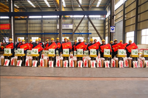 Những nhân viên về quê ăn Tết được tặng thêm quà là thực phẩm, đồ uống. Ảnh: Henan Mine. Những nhân viên về quê ăn Tết được tặng thêm quà là thực phẩm, đồ uống. Ảnh: Henan Mine.