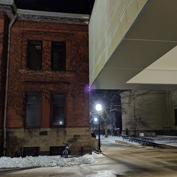 Đây là ảnh dễ hiểu hơn: ĐH Michigan vào buổi tối. Ảnh: Indepest.