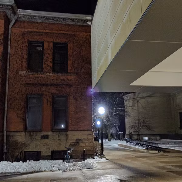 Đây là ảnh dễ hiểu hơn: ĐH Michigan vào buổi tối. Ảnh: Indepest. Đây là ảnh dễ hiểu hơn: ĐH Michigan vào buổi tối. Ảnh: Indepest.