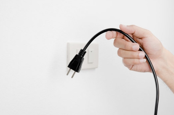 Bài thi nghe tiếng Trung về người lao công rút điện làm bệnh nhân thiệt mạng khiến một số học sinh thấy ghê rợn. Ảnh minh họa: Adobe Stock. Bài thi nghe tiếng Trung về người lao công rút điện làm bệnh nhân thiệt mạng khiến một số học sinh thấy ghê rợn. Ảnh minh họa: Adobe Stock.