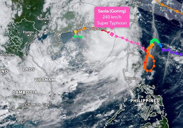 Dự báo sáng nay của Mỹ về đường đi của bão Saola (bão số 3), xoáy ốc màu hồng là vị trí hiện tại của bão. Ảnh: Zoom Earth.