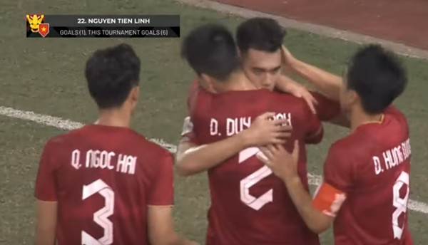 Các cầu thủ Việt Nam ăn mừng bàn thắng thứ nhất trong trận Chung kết lượt đi. Ảnh: YouTube. Các cầu thủ Việt Nam ăn mừng bàn thắng thứ nhất trong trận Chung kết lượt đi. Ảnh: YouTube.