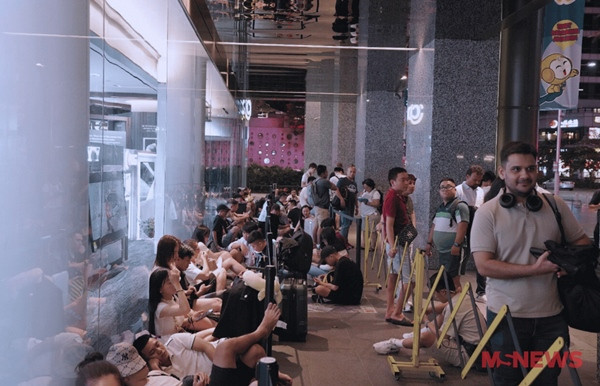 Phần lớn các fan Apple xếp hàng sớm ở Singapore là người Việt. Phần lớn các fan Apple xếp hàng sớm ở Singapore là người Việt.