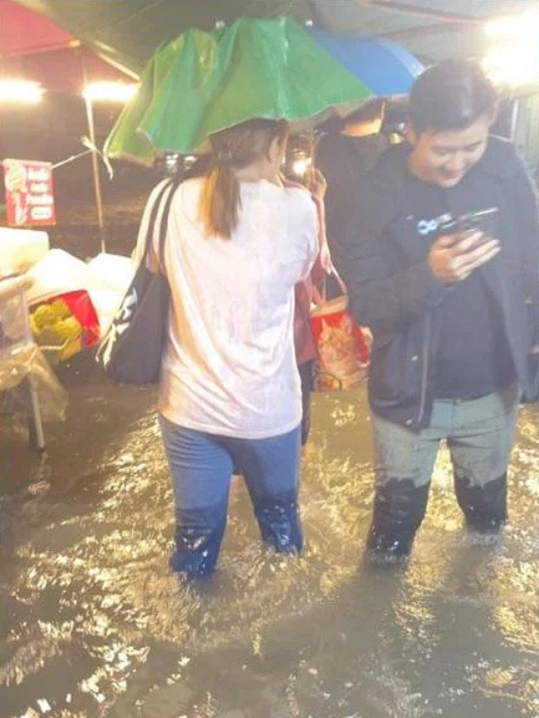 Mưa to ngập đường ở Bangkok (Thái Lan) vào tối 26/9. Ảnh: Pete_K63 via Reuters. Mưa to ngập đường ở Bangkok (Thái Lan) vào tối 26/9. Ảnh: Pete_K63 via Reuters.