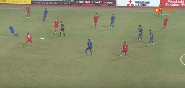 Khi Theerathon chuyền bóng, cầu thủ Thái Lan vẫn chưa việt vị. Ảnh: YouTube. Khi Theerathon chuyền bóng, cầu thủ Thái Lan vẫn chưa việt vị. Ảnh: YouTube.