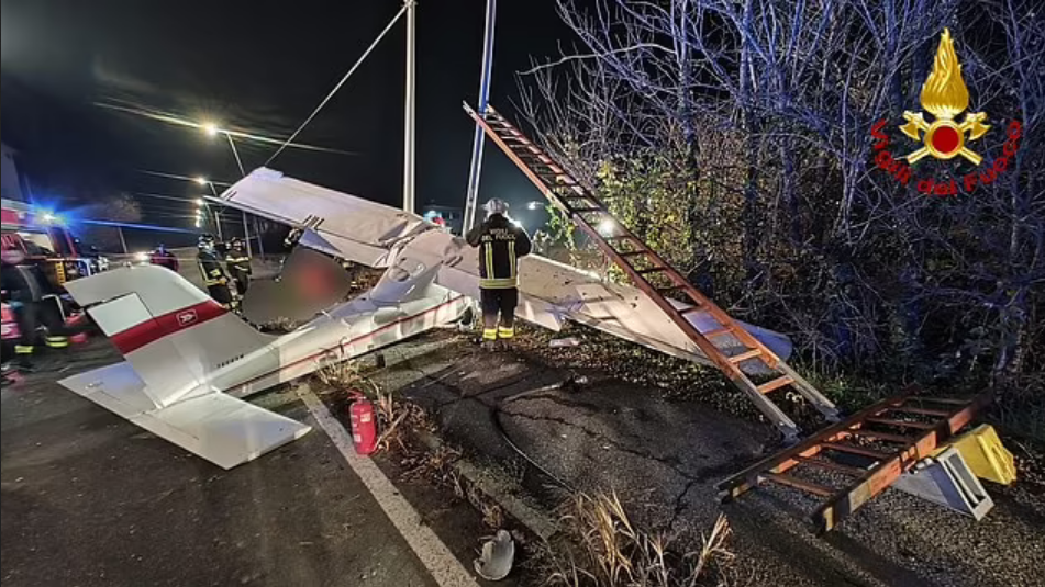 Nhân viên cứu hộ làm việc ở hiện trường. Ảnh: X. Nhân viên cứu hộ làm việc ở hiện trường. Ảnh: X.