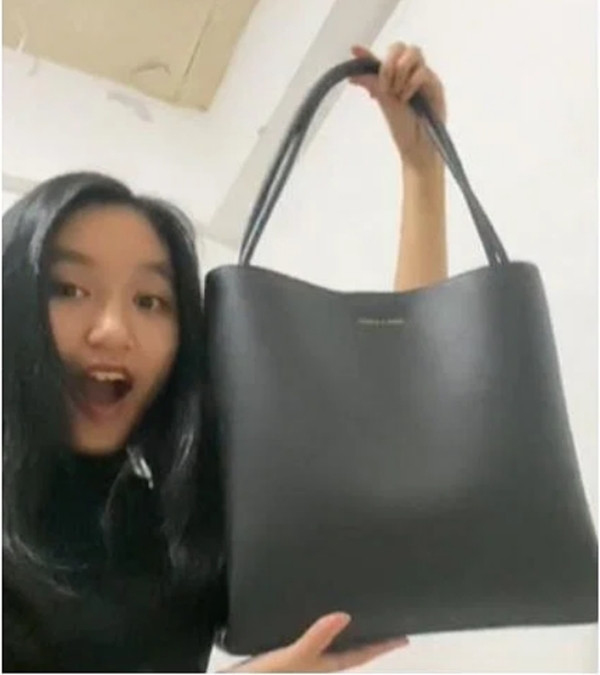 Zoe khoe chiếc túi được bố tặng và gọi nó là "xa xỉ". Ảnh: Zoe Gabriel. Zoe khoe chiếc túi được bố tặng và gọi nó là "xa xỉ". Ảnh: Zoe Gabriel.