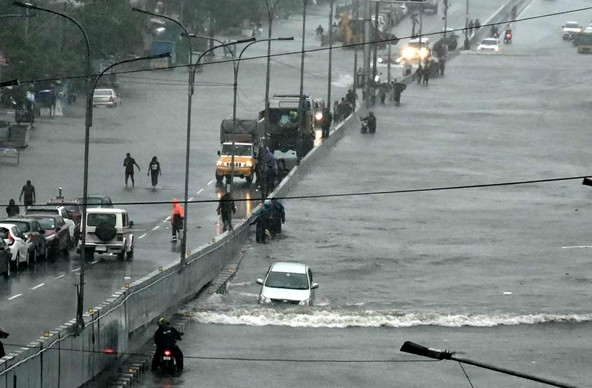 Một đường phố ở Chennai (Ấn Độ) vào hôm qua, 4/12, một ngày trước khi bão Michaung đổ bộ. Ảnh: R. SATISH BABU/ AFP/ Getty. Một đường phố ở Chennai (Ấn Độ) vào hôm qua, 4/12, một ngày trước khi bão Michaung đổ bộ. Ảnh: R. SATISH BABU/ AFP/ Getty.