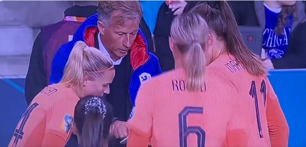 Tranh thủ thời gian để hướng dẫn học trò. Ảnh: Twitter.