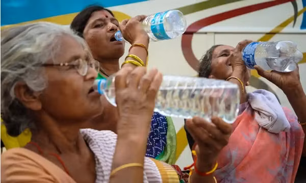Người dân ở Ấn Độ liên tục phải uống nước cho đỡ nóng. Ảnh: Sudipta Das/ NurPhoto/ Shutterstock.