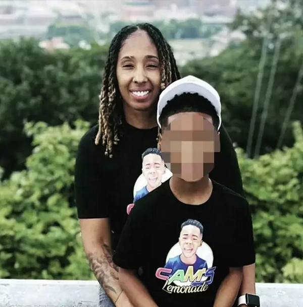 Cô Cristal và con trai Cameron. Ảnh: Facebook. Cô Cristal và con trai Cameron. Ảnh: Facebook.