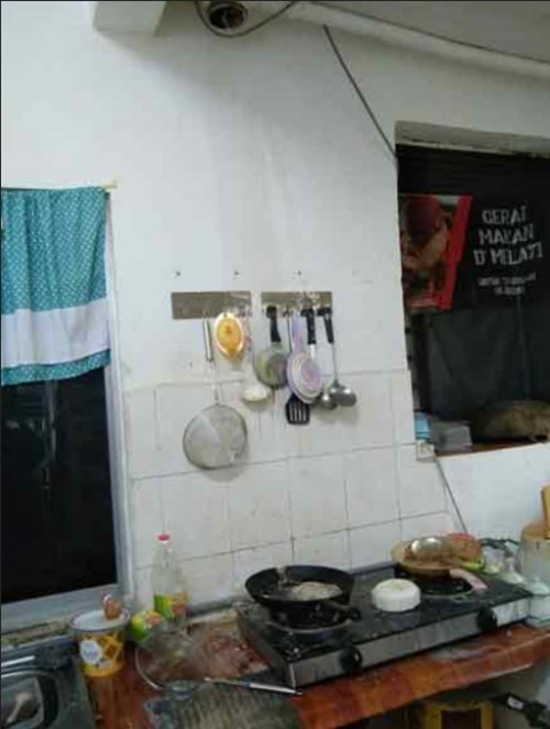 Đường ống trên trần bị nổ, nước bắn tung tóe khắp nơi. Ảnh: China Press. Đường ống trên trần bị nổ, nước bắn tung tóe khắp nơi. Ảnh: China Press.