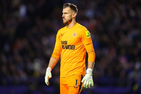 ... Nhưng trong trận Chung kết thì Dubravka lại là người của Newcastle. Ảnh: Getty. ... Nhưng trong trận Chung kết thì Dubravka lại là người của Newcastle. Ảnh: Getty.