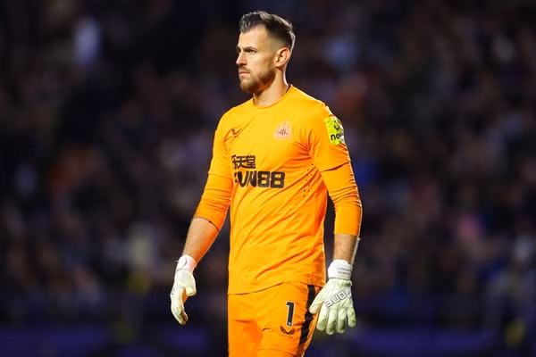 ... Nhưng trong trận Chung kết thì Dubravka lại là người của Newcastle. Ảnh: Getty.