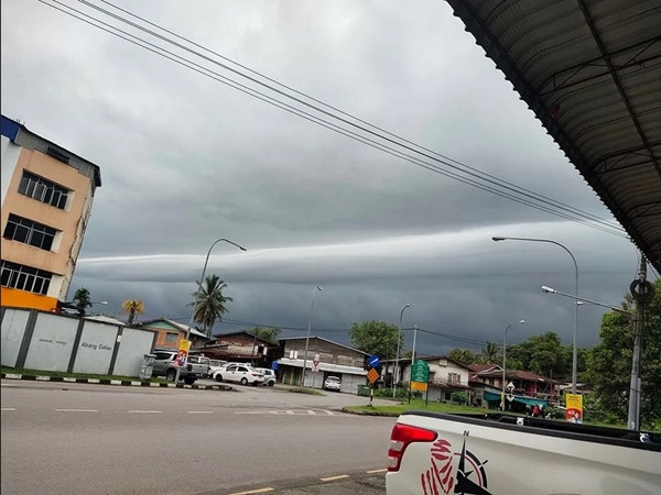 Bầu trời có nhiều mây xám, lại như bị tách làm đôi khiến nhiều người không dám ra ngoài. Ảnh: Bintulu News.