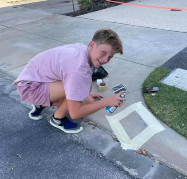 Ben Adler đang làm việc. Ảnh: 7 News. Ben Adler đang làm việc. Ảnh: 7 News.