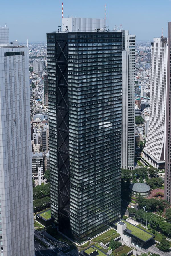 Ở tòa nhà Shinjuku Mitsui (Tokyo), vài con lắc 300 tấn được trang bị trên nóc. Chúng lắc qua lắc lại trong lúc động đất, giúp "trung hòa" chuyển động từ bên này sang bên kia của tòa nhà. Ảnh: Plan Radar.