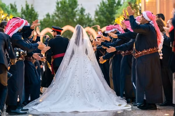 Đằng sau váy là tấm voan dài. Ảnh: Royal Hashemite Court.
