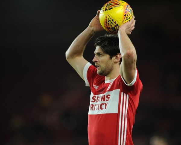 Middlesbrough từng bị "tố" là cho cầu thủ của mình dùng khăn lau trái bóng nhưng lại không đưa khăn cho cầu thủ đội khách. Ảnh: The Gazette. Middlesbrough từng bị "tố" là cho cầu thủ của mình dùng khăn lau trái bóng nhưng lại không đưa khăn cho cầu thủ đội khách. Ảnh: The Gazette.