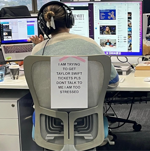 Đây có lẽ là hình ảnh của rất nhiều người vào hôm nay: “Tôi đang cố mua vé đi xem Taylor Swift. Đừng bắt chuyện với tôi, tôi đang rất căng thẳng”. Đây có lẽ là hình ảnh của rất nhiều người vào hôm nay: “Tôi đang cố mua vé đi xem Taylor Swift. Đừng bắt chuyện với tôi, tôi đang rất căng thẳng”.