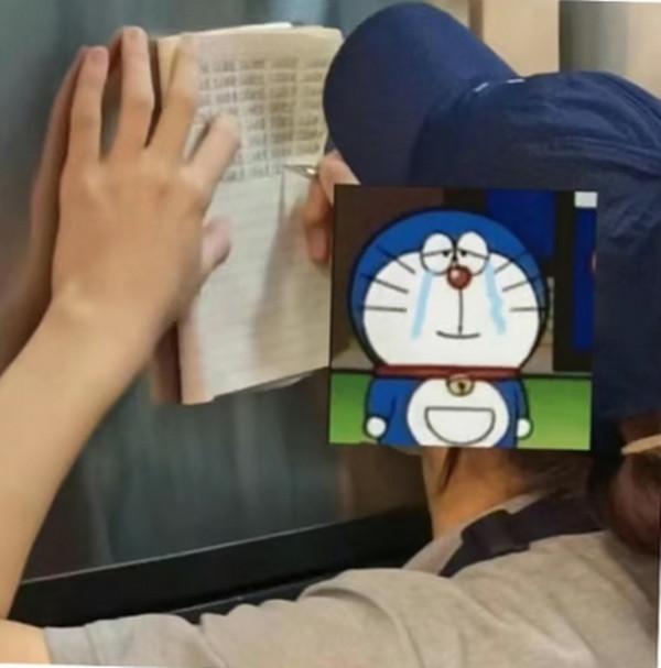 Có nhân viên nói mình vừa chép phạt vừa khóc. Ảnh: Weibo. Có nhân viên nói mình vừa chép phạt vừa khóc. Ảnh: Weibo.