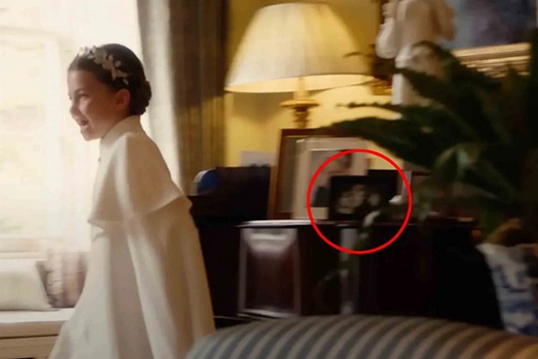 Charlotte chạy ngang qua phòng khách. Ảnh: The Prince and Princess of Wales.