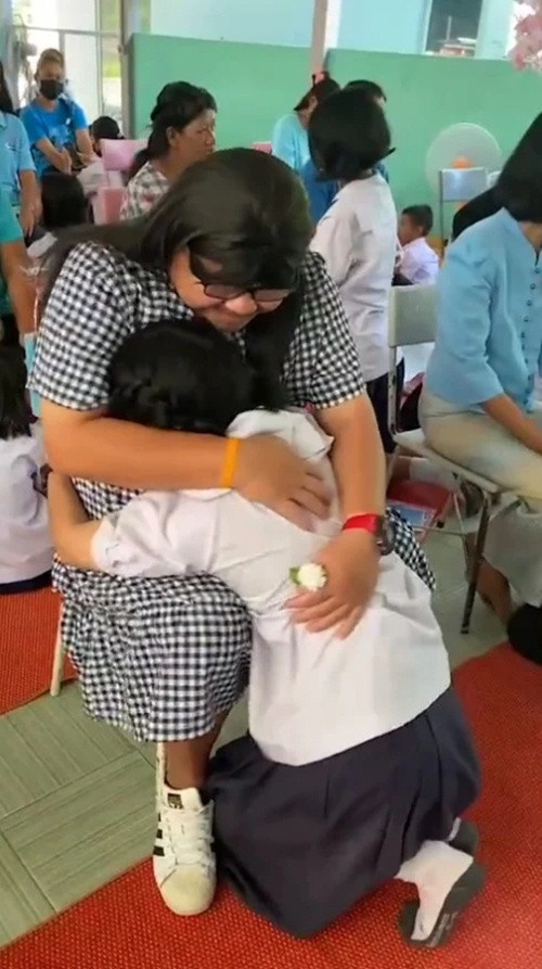 Nong Cream tặng hoa rồi ôm chầm lấy cha. Ảnh: Prachya Deebu.