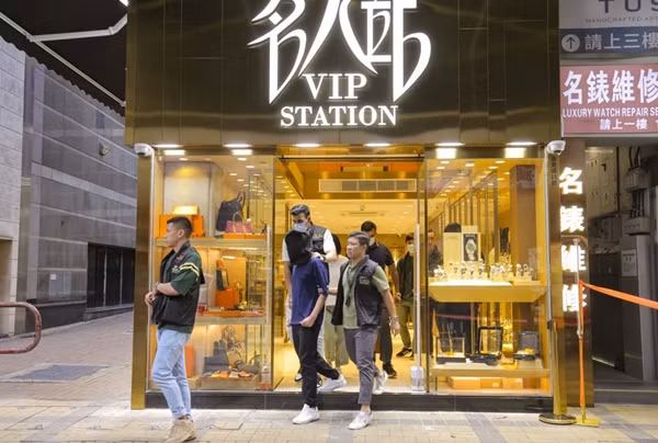 Nam sinh 10 tuổi nhanh chóng bị cảnh sát bắt. Ảnh: Jelly Tse/ SCMP.