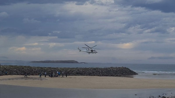 Đội cứu hộ đến giúp cậu bé. Ảnh: 9News.