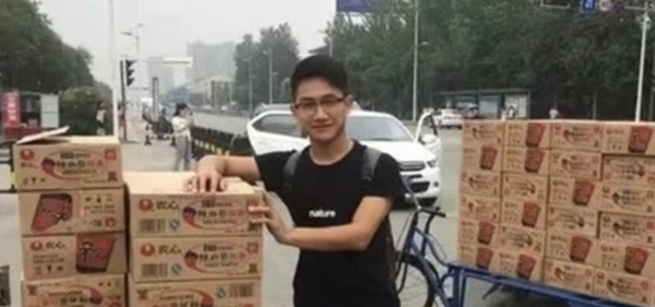 Vương bán đồ ăn vặt suốt 4 năm đại học. Ảnh: Douyin. Vương bán đồ ăn vặt suốt 4 năm đại học. Ảnh: Douyin.